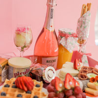 7. 🍓✨ Bandeja “Brindis con Encanto RD 9,900