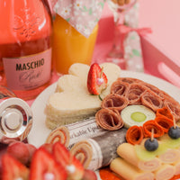 7. 🍓✨ Bandeja “Brindis con Encanto RD 9,900