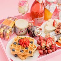 7. 🍓✨ Bandeja “Brindis con Encanto RD 9,900