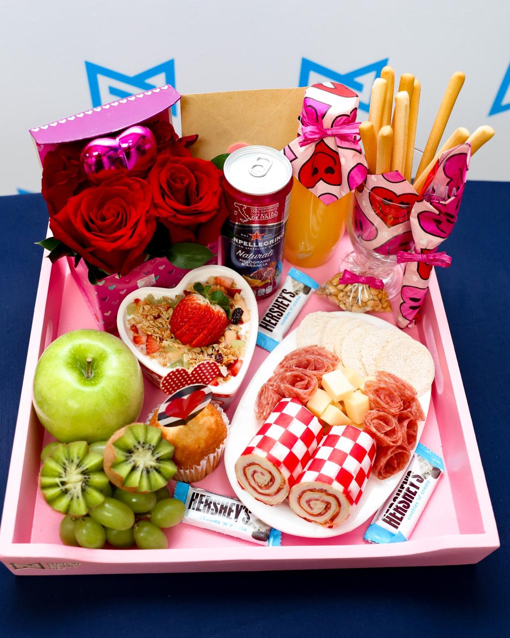 Pink Bliss Brunch – Bandeja Gourmet Floral Edición Limitada RD 7,700