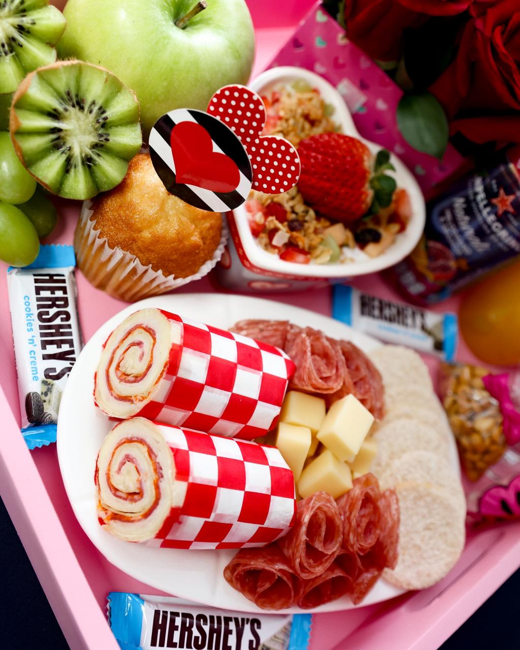 Pink Bliss Brunch – Bandeja Gourmet Floral Edición Limitada RD 7,700