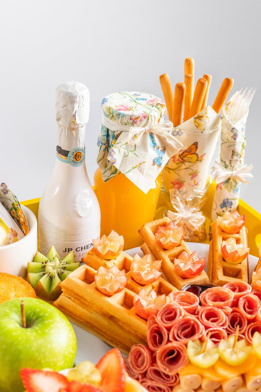 8. 🎀 Bandeja “Delicias con Encanto”  RD 6,800