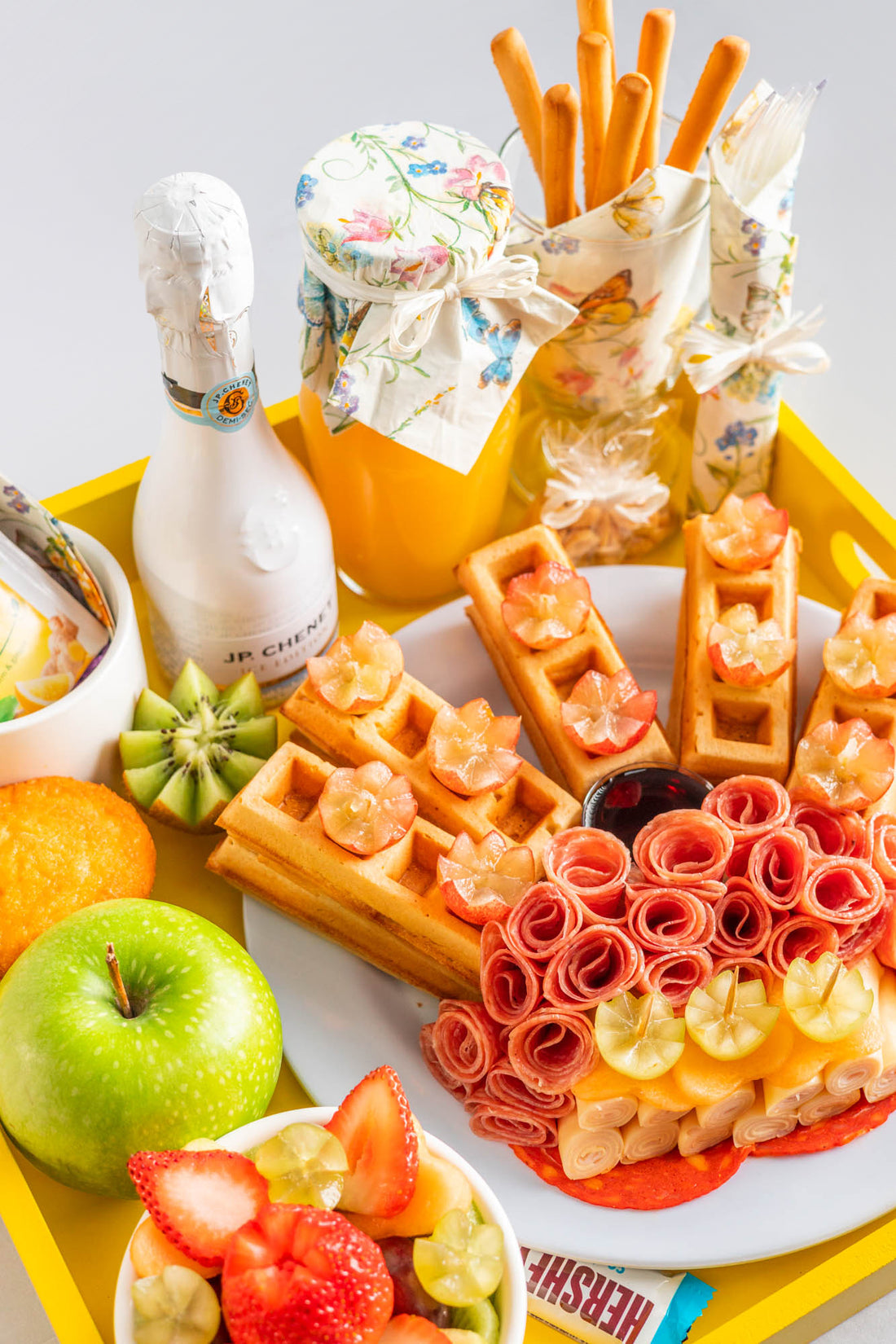 8. 🎀 Bandeja “Delicias con Encanto”  RD 6,800